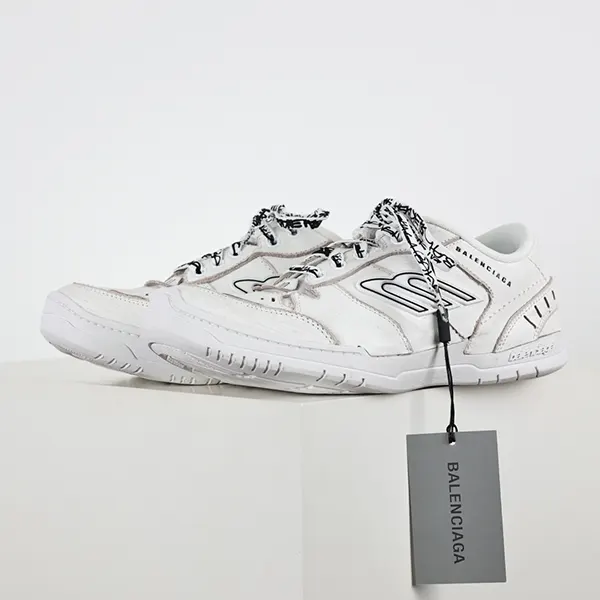 超話題! バレンシアガ Hamptons ミディアム コピー Worn-out スニーカー bam74569